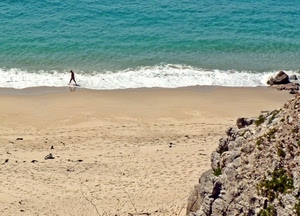 mare, spiaggia, sabbia, onde, persona, roccia, bianco, camminare, azzurro, verde, rocce, acqua, schiuma, scogli, uomo, pietre, orme, cammina, onda, sassi