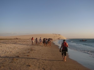 mare, sabbia, spiaggia, acqua, barca, passanti, persone, cielo