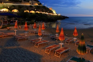 mare, ombrelloni, spiaggia, sabbia, nuvole, cielo, acqua, luci, lettini, tramonto, lampioni, sdraio, sera, arancione