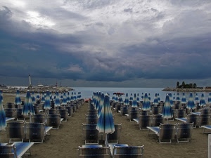 spiaggia, ombrelloni, mare, nuvole, sdraio, sabbia, blu, cielo