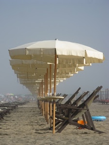 ombrelloni, spiaggia, sdraio, sabbia, fila, secchiello, bianco