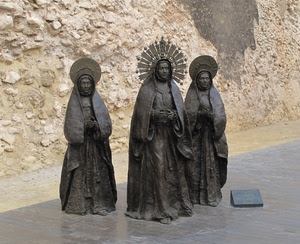 statue, tre, muro, donne, aureole, bronzo, sante, maria, monumento, strada, costumi, madonne, mani