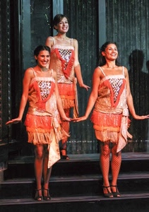 tre, donne, ballerine, gradini, arancione, ragazze, scalini, palcoscenico, sorrisi, mani, ballo, scala, scale, scena, vestiti, teatro, gambe, charleston, danza, abiti, costumi, spettacolo