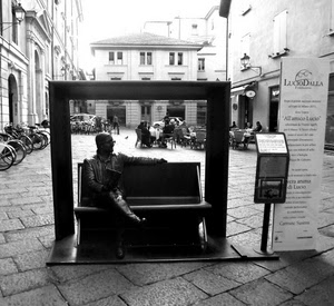 panchina, biciclette, piazza, statua, bianconero, tavolini, finestre, cartello, lampione, strada, monumento