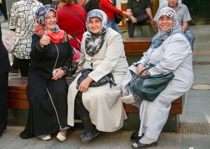 donne, tre, sorrisi, borse, sedute, sorriso, bianco, foulard, persone, panchina, arabe, scarpe