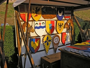legno, stemmi, giallo, colori, scudi, rosso, esposizione, cavalli, bancarella, medioevo, panca, blu, mercato, aquila, tavolo