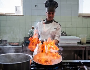 fuoco, cucina, pentole, padella, cappello, cuoco, donna, fornelli, cuoca, fiamma, vapore, pentola, chef, bianco, padelle
