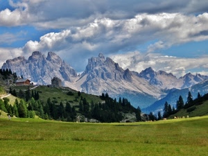 nuvole, alberi, cielo, prato, verde, montagna, montagne, rifugio, cime, casa, erba, pascolo, rocce, case, panorama, paesaggio, pini, prati, abeti, baita, sentiero, monti