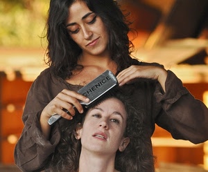 capelli, spazzola, donne, due, mani, parrucchiera, pettinare, pettine