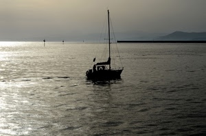 barca, mare, controluce, acqua, cielo, montagne, silhouette, bianconero, riflessi, vela, riflesso
