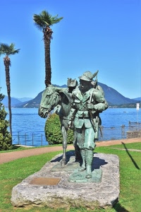 lago, alpino, monumento, mulo, acqua, palme, statua, montagna, prato, verde, soldato, cielo, montagne, pietra, azzurro