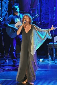 cantante, microfono, chitarra, blu, chitarrista, musicista, donna, fiorella, vestito, palco, abito, bottiglia, suonare, concerto, braccia, musica, mani, mannoia, scalza