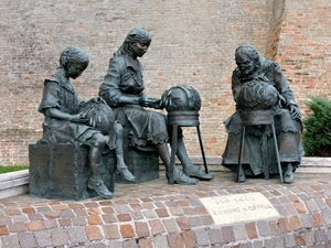 statue, monumento, donne, tombolo, tre, bronzo, merlettaie, vecchia, statua