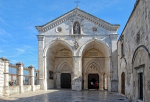 chiesa, archi, statua, portoni, croce, colonne, porte, cielo, pilastri, bianco, portali, azzurro, nuvole, facciata, statue, ringhiera