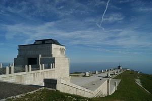 cielo, nuvole, catene, monumento, verde, azzurro, prato, sacrario, lapidi, croce, cimitero, cappella, mare, tombe, marmo, panorama, mausoleo, ossario, montagna, edificio