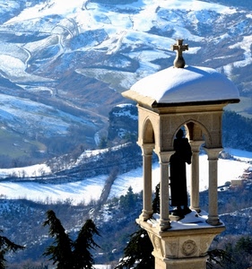 neve, croce, alberi, statua, montagna, inverno, colonne, bianco, montagne, campanile, panorama, archi, tabernacolo