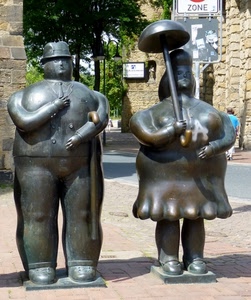 statue, donna, uomo, sculture, metallo, cappello, bronzo, ombrello, alberi, coppia, strada, scarpe, due, obesi, verde, statua, lampioni, cartelli