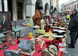 affettatrici, mercato, quadro, bilance, persone, portici, bancarelle, strada, archi, sedia, mercatino, scatole, usato, frullatore, affettatrice, palazzi, case, venditori, vintage, bilancia
