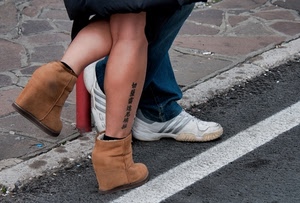 gambe, scarpe, tatuaggio, bianco, strada, coppia, piedi, linea, pantaloni, riga, striscia, palo, asfalto, tatuaggi, blu, quattro, due, stivaletti