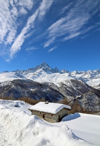neve, nuvole, bianco, cielo, montagna, azzurro, montagne, inverno, casa, tetto, baita, rifugio, capanna, porta, finestre, panorama