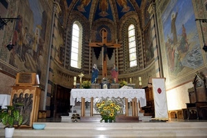 altare, chiesa, fiori, finestre, affreschi, crocifisso, abside, croce, piante, candele, dipinti, interno, statue, leggio, vasi, giallo
