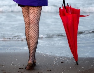 gambe, ombrello, mare, spiaggia, calze, rosso, sabbia, rete, donna, acqua, onde, viola, blu, piedi