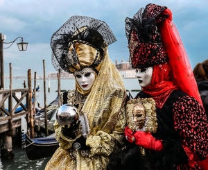 venezia, maschere, carnevale, gondole, rosso, lampione, mare, oro, sfera, pali, laguna, donne, nero, gondola, guanti, pontile, costumi