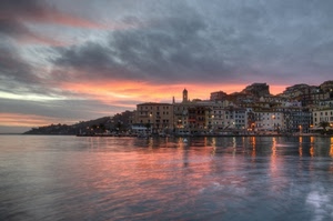 mare, tramonto, nuvole, cielo, case, panorama, acqua, riflesso, riflessi, alba, rosso, campanile, luci, città, finestre, borgo, rosa, costa, palazzi, paesaggio