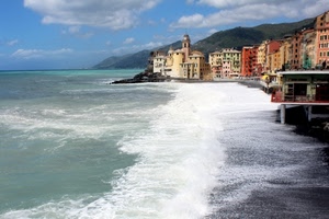 mare, onde, case, nuvole, chiesa, cielo, mareggiata, campanile, acqua, bianco, schiuma, azzurro, finestre, panorama, liguria, mosso, colline, camogli, paese, borgo, monti