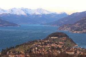 lago, neve, case, montagne, acqua, paese, verde, panorama, coste, azzurro, montagna, paesi, alberi, piante, bianco, rive, cielo, promontorio, paesaggio, borgo