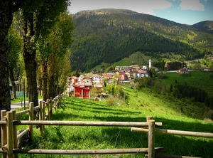 alberi, montagna, verde, staccionata, erba, case, paese, borgo, prato, campanile, cielo, legno, prati, strada, nuvole, montagne, boschi, chiesa, steccato, panorama, viale