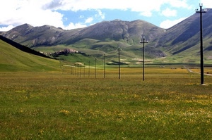 pali, montagne, nuvole, erba, cielo, verde, fiori, prato, paesaggio, prati, colline, paese, borgo, vallata, bianco, corrente, campo, campagna, panorama, monti, valle