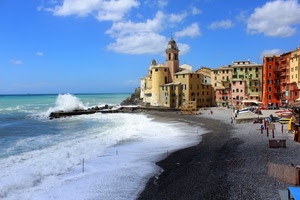 mare, onde, spiaggia, nuvole, cielo, chiesa, paese, campanile, case, acqua, panorama, mareggiata, finestre, liguria, schiuma, azzurro, sabbia