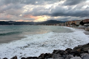 mare, onde, nuvole, cielo, case, spiaggia, scogli, schiuma, panorama, montagne, golfo, acqua, sassi, tramonto, costa, massi, paese