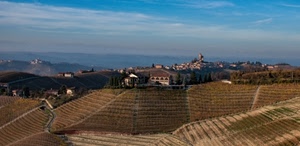 case, cielo, colline, nuvole, panorama, vigneti, paesaggio, viti, azzurro, filari, alberi, torri, archi, vigneto, campagna, borgo, montagne, terreno, langhe