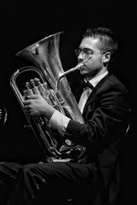 musicista, bianconero, trombone, occhiali, strumento, mano, nero, uomo, musica, camicia, tasti, giovane, bianco, suonare, ottone, giacca, dita, orecchio