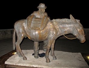 asino, statua, cappello, sella, animale, uomo, bronzo, scultura, monumento, nero, mulo, basto, persona, redini, soma, coda, notturno, zampe