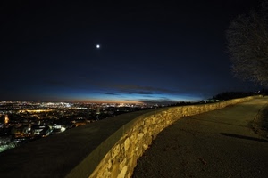 luna, notturno, panorama, cielo, luci, muro, notte, città, strada, blu, albero, muretto