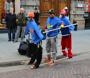 strada, tre, artista, persone, pupazzi, cappelli, portone, occhiali, vetrine, manichini, passanti, berretti, felpe, marciapiede, azzurro