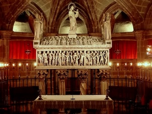 chiesa, statue, altare, candele, colonne, madonna, rosso, luci, interno, bassorilievo, archi, tomba, cripta, candelabri, bassorilievi, sarcofago, capitelli