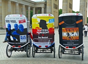 pubblicità, colonne, ruote, piazza, tre, carrozze, nero, rosso, colonnato, giallo, scritte, tricicli, risciò, trasporto, persone