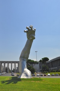 mano, verde, braccio, erba, prato, cielo, monumento, alberi, dita, scultura, colonne, automobili, strada, azzurro, argento, statua, palazzi, lampione