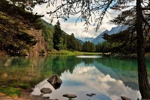alberi, nuvole, lago, riflesso, montagne, verde, cielo, rami, tronco, sassi, bianco, acqua, riflessi, bosco, pietre, rocce, marrone, specchiato, abeti, azzurro, paesaggio, montagna