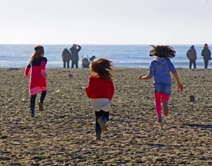 mare, sabbia, bambini, spiaggia, persone, cielo, rosso, azzurro, correre, corsa, giocare, blu, tre
