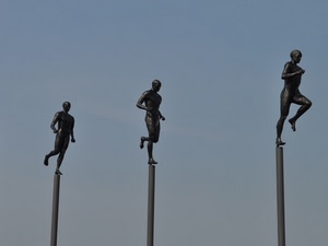 statue, pali, tre, atleti, corridori, cielo, uomini, sport