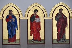 santi, tre, rosso, archi, blu, oro, dipinti, affreschi, dorato, apostoli, dipinto, scritte, aureole