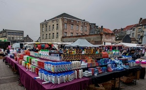 mercato, finestre, cielo, case, palazzo, prodotti, piazza, bancarella, merce, esposizione, rosso, tendoni, tende, bianco, bancarelle, grigio, colori, palazzi, banco, persone
