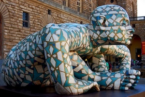 statua, finestre, palazzo, scultura, bianco, azzurro, piedi, moderno, testa, braccia, geometrie, profilo, persone, arte, archi, mattoni, viso, naso