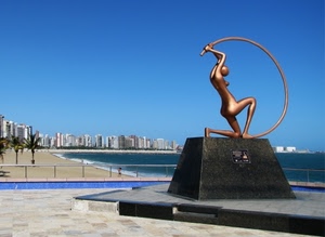 mare, monumento, statua, grattacieli, cielo, palazzi, acqua, spiaggia, donna