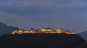cielo, notturno, luci, montagna, mura, paese, collina, borgo, nuvole, castello, panorama, paesaggio, case, cinta, città, notte, montagne, torre